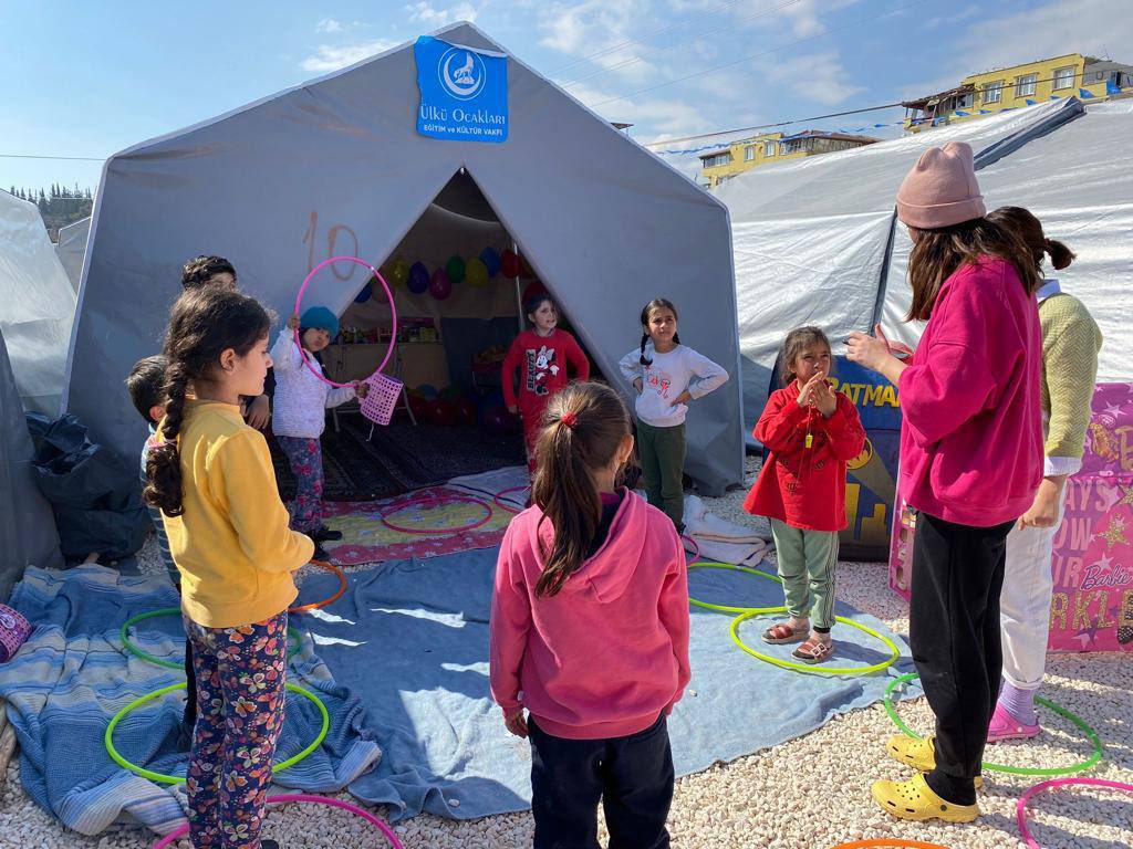 ÜLKÜ OCAKLARI 6 ŞUBAT DEPREMLERİNİN ARDINDAN ÇALIŞMALARINA DEVAM EDİYOR