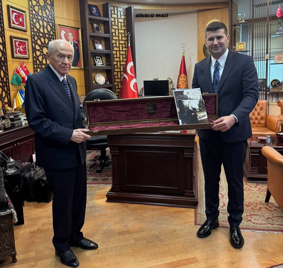 GENEL BAŞKANIMIZ SAYIN AHMET YİĞİT YILDIRIM, LİDERİMİZ SAYIN DEVLET BAHÇELİ BEYEFENDİYE BASTON TÜFEK HEDİYE ETTİ. 2024